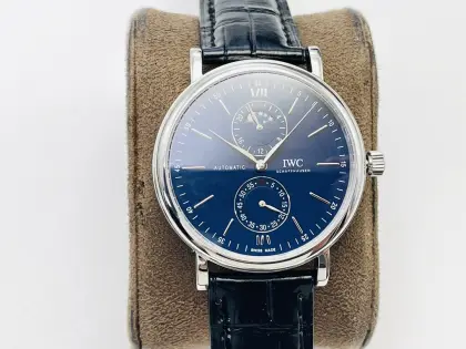 【TWA Factory2023新品 颜值巅峰】 IWC旗下最耀眼的明星,万国长动能月相专家. 全新的柏涛菲诺系列IW359001透底腕表. 【表壳】316L精钢表壳,打磨抛光非常圆润. 小秒针盘位于6点钟位置附拨针停秒功能,配有实心条钉刻度和罗马数字,9点位增添动能装饰,3点位写有PORTOFINO(柏涛菲诺英文)和准确距离日历窗,与弧形的动能装饰对称.12位配搭月相位置跟原版一致.我们可以注意到,这只手表的日历窗位于表盘最边缘,而且日历字体同原版一致.柳叶形指针分别指示小时和分钟,双面防反光拱形蓝宝石镀膜镜面! 【表带】意大利小牛皮! 【机芯】自主研制自动上链机械机芯,机芯稳定,走时准. IWC旗下最耀眼的透底腕表.适合各种商务场合,简敛精致不失优雅! TWA Factory匠心力作 欢迎各路表友品鉴!